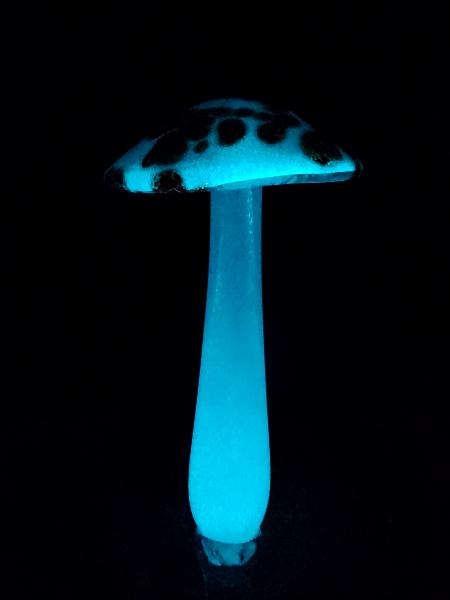 #04162404 GLOW IN THE DARK mushroom on glass stake 7''Hx4''w $80