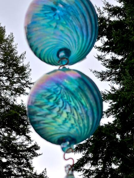 #02202602 Three Hanging Ball Sculpture LG-5.5'' Med-4.5'' Sm-3.5'' 20'' long Iridised$150.00