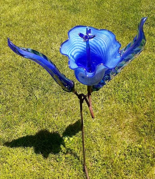 #05082503 Garden Flower 3' HX19''WX13''D $350.00